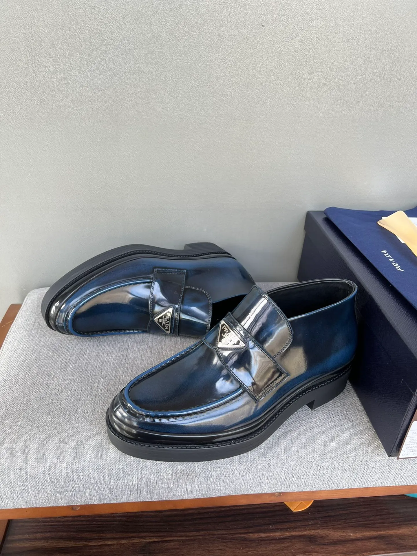 Batch of 1000💰Exclusive hot-selling new Prada Chelsea thick-soled men's shoes, naked boots, imported calf leather on the surface, cow leather on the lining, the outsole is made of private model TPU material, the frosted effect is consistent with the original version, 39-44 in stock (38, 45 custom-made, non-refundable)